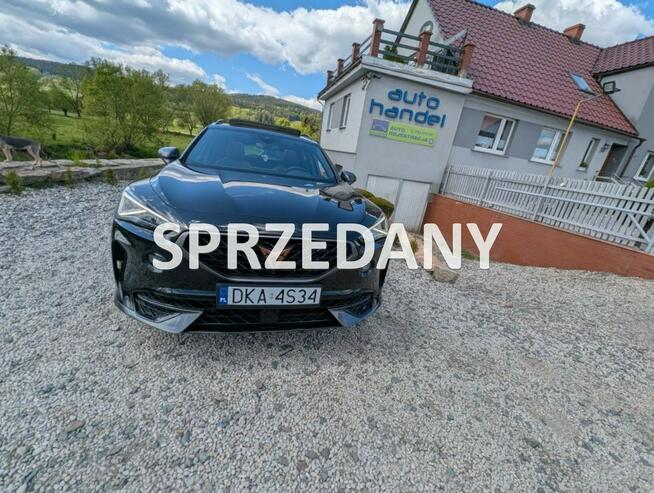 Cupra Formentor kamera cofania, oświetlenie ambiente