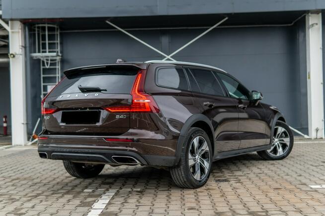 Volvo V60 Cross Country B4 AWD / Harman Kardon / Skóry / VAT 23% / Hak / BLISS / ASO