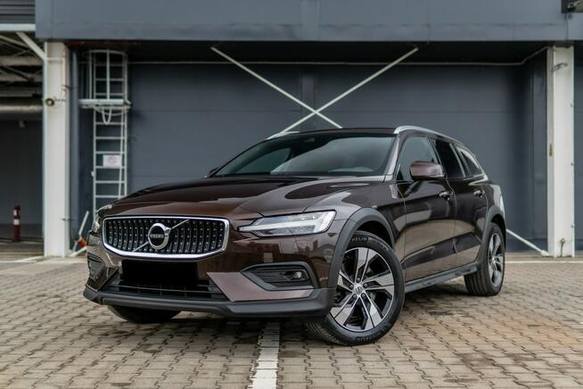 Volvo V60 Cross Country B4 AWD / Harman Kardon / Skóry / VAT 23% / Hak / BLISS / ASO