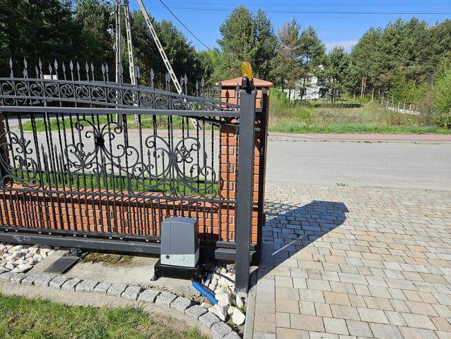 Montaz siłowników napędów do bram wjazdowych Nice came Bft