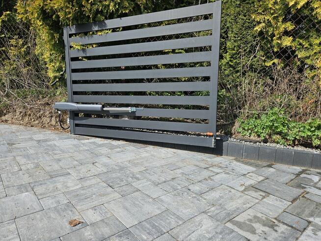 Montaz siłowników napędów do bram wjazdowych Nice came Bft