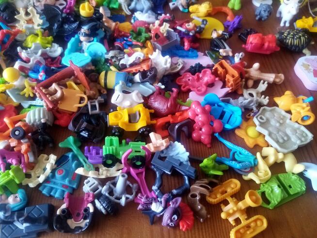 Zabawki/figurki z Kinder niespodzianek Mega zestaw
