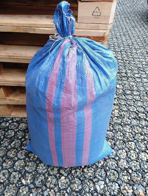 zrębka sosnowa drewno mielone podsypka kompost