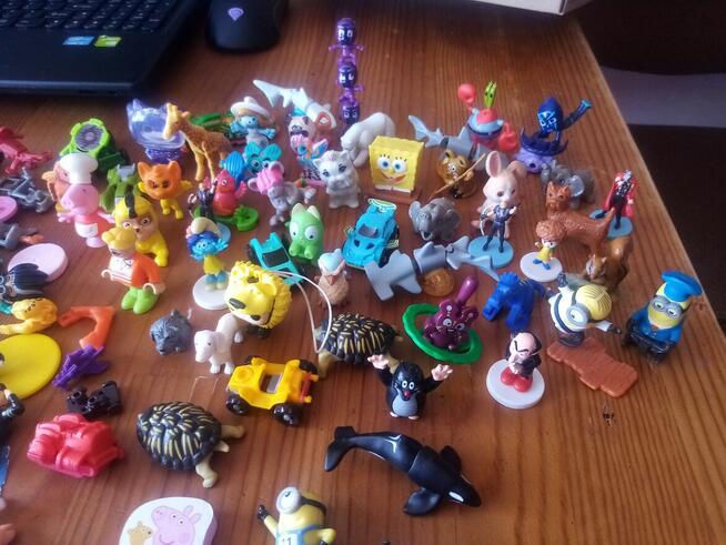 Zabawki/figurki z Kinder niespodzianek Mega zestaw