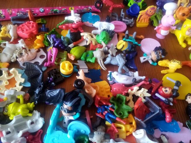 Zabawki/figurki z Kinder niespodzianek Mega zestaw
