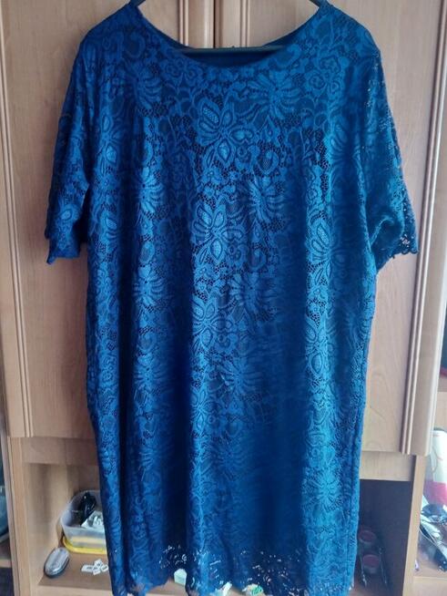 Sukienka wieczorowa granatowa z koronki