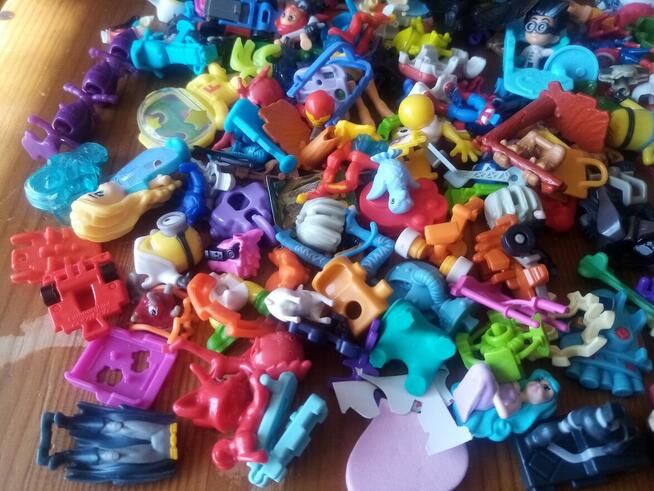 Zabawki/figurki z Kinder niespodzianek Mega zestaw