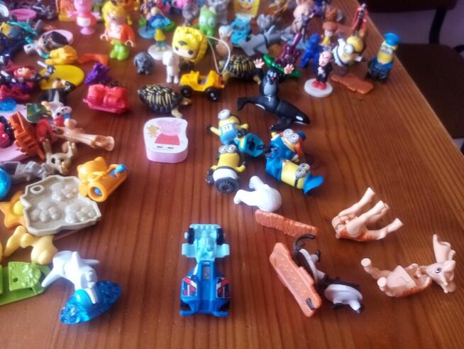 Zabawki/figurki z Kinder niespodzianek Mega zestaw