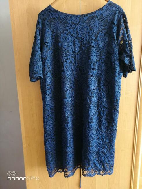 Sukienka wieczorowa granatowa z koronki