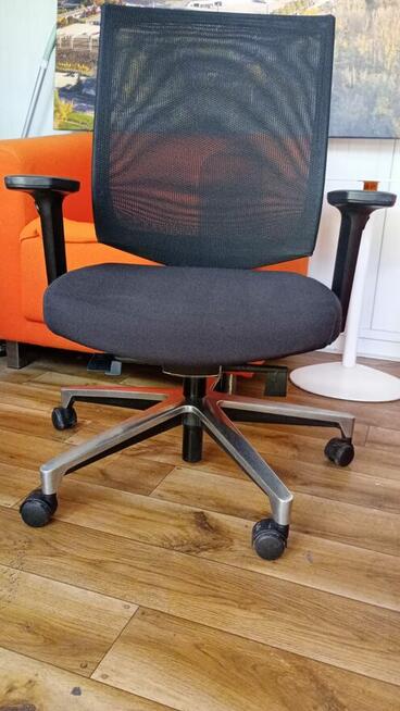 Fotel biurowy Klöber czarny fotel ergonomiczny obrotowy