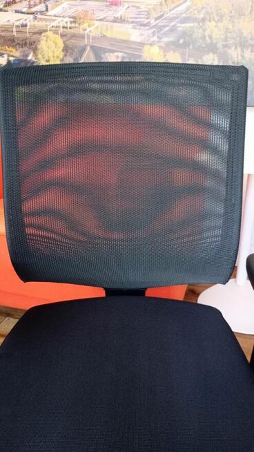 Fotel biurowy Klöber czarny fotel ergonomiczny obrotowy