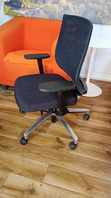 Fotel biurowy Klöber czarny fotel ergonomiczny obrotowy