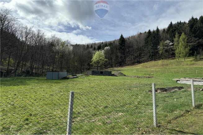 Działka leśna w górach, idealna na wypoczynek.