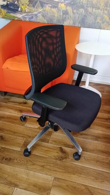 Fotel biurowy Klöber czarny fotel ergonomiczny obrotowy