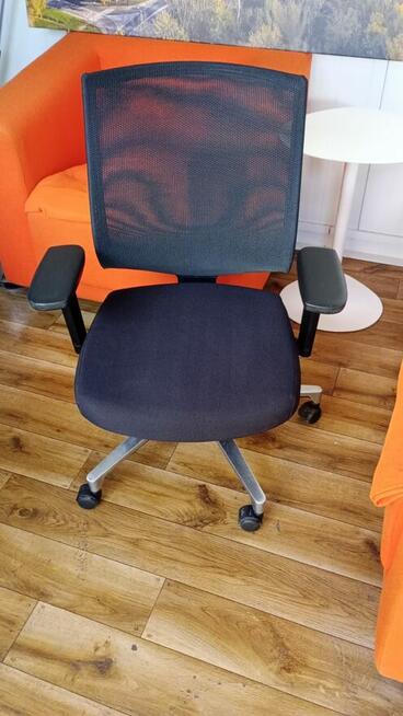 Fotel biurowy Klöber czarny fotel ergonomiczny obrotowy