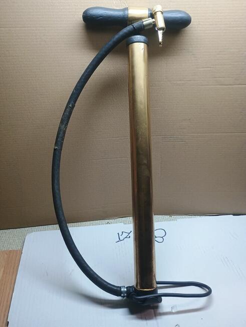 Stare, odrestaurowane kany, wiadra, kociołki.