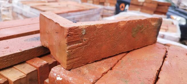 Układanie płytek z cegły rozbiórkowej – tarasy, ściany, dek