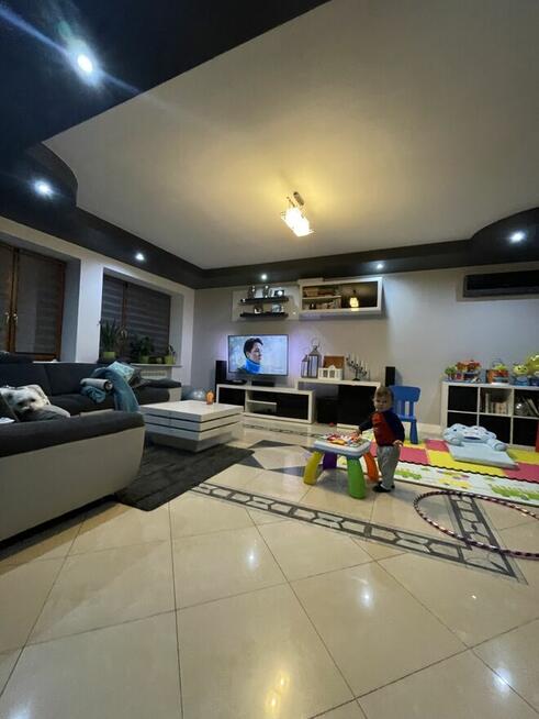 Duży dom na zalesionym terenie ze stawem i dostępem do rzeki