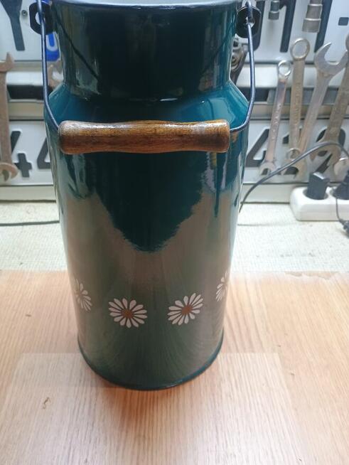 Stare, odrestaurowane kany, wiadra, kociołki.