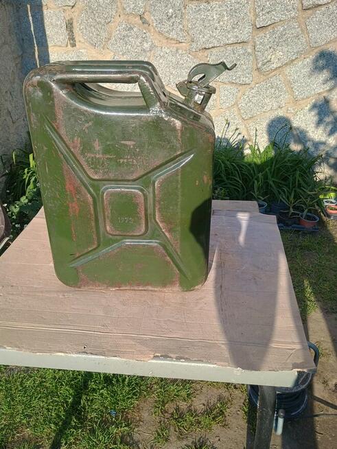 Stare, odrestaurowane kany, wiadra, kociołki.