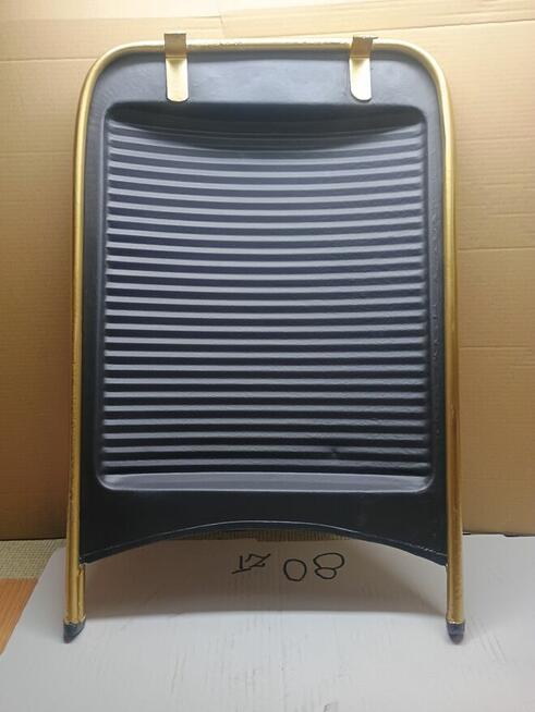 Stare, odrestaurowane kany, wiadra, kociołki.