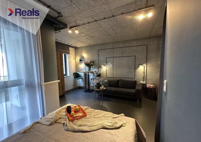 Nowoczesne studio z loggią przy stacji metra.