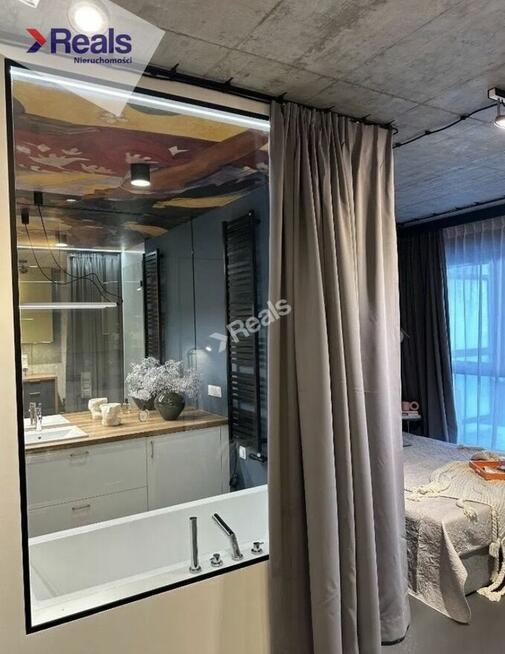 Nowoczesne studio z loggią przy stacji metra.