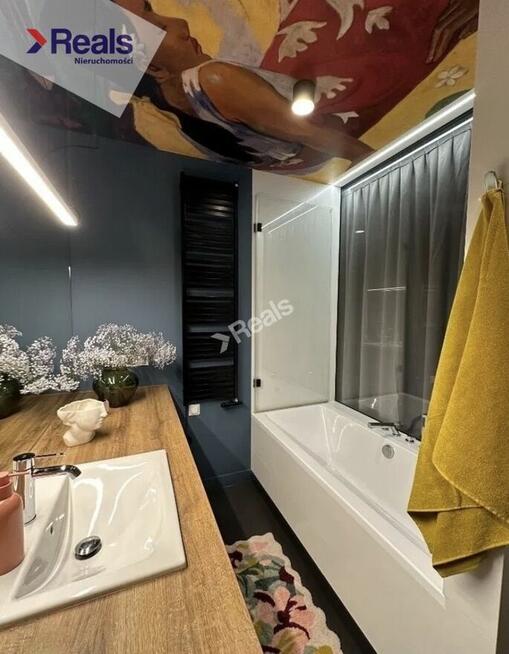 Nowoczesne studio z loggią przy stacji metra.