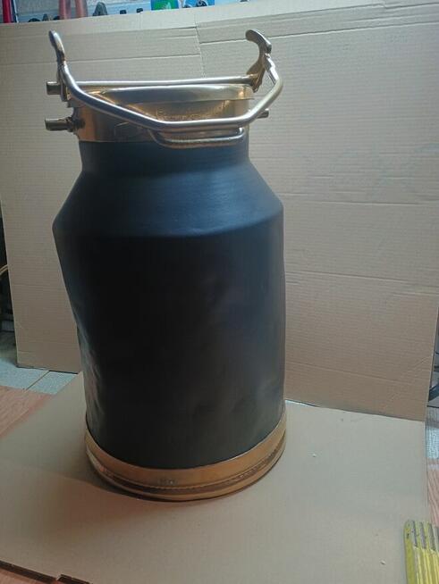 Stare, odrestaurowane kany, wiadra, kociołki.