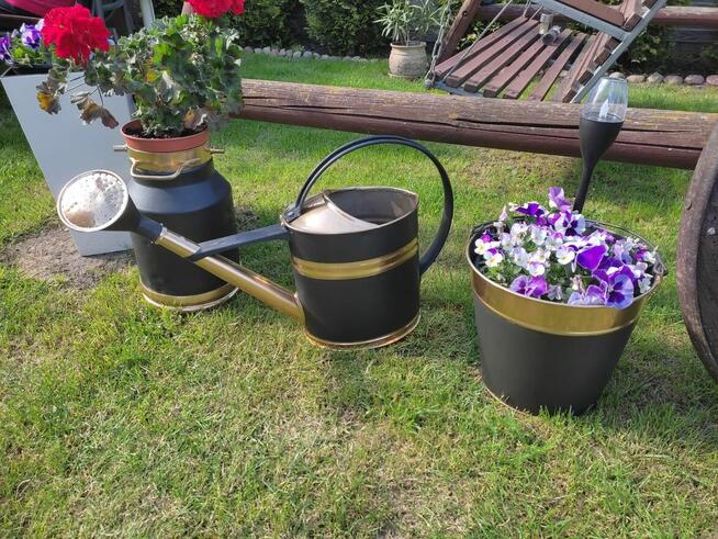 Stare, odrestaurowane kany, wiadra, kociołki.