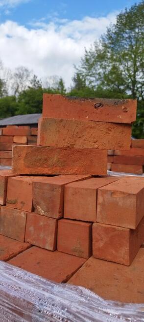 Układanie płytek z cegły rozbiórkowej – tarasy, ściany, dek