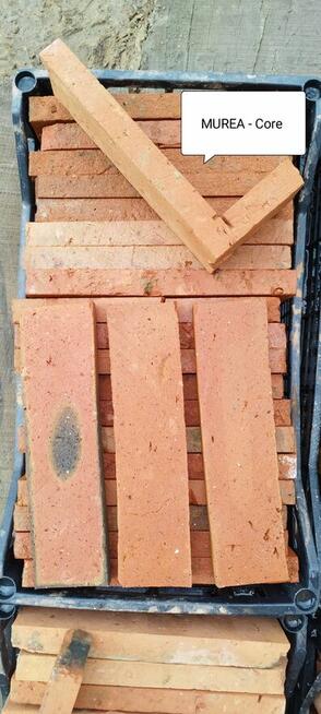 Układanie płytek z cegły rozbiórkowej, tarasy, ściany, komin