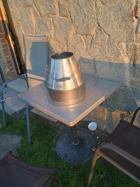 Stare, odrestaurowane kany, wiadra, kociołki.