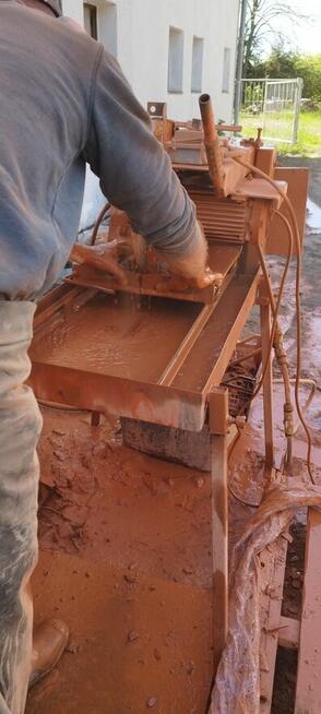 Układanie płytek z cegły rozbiórkowej – tarasy, ściany, dek