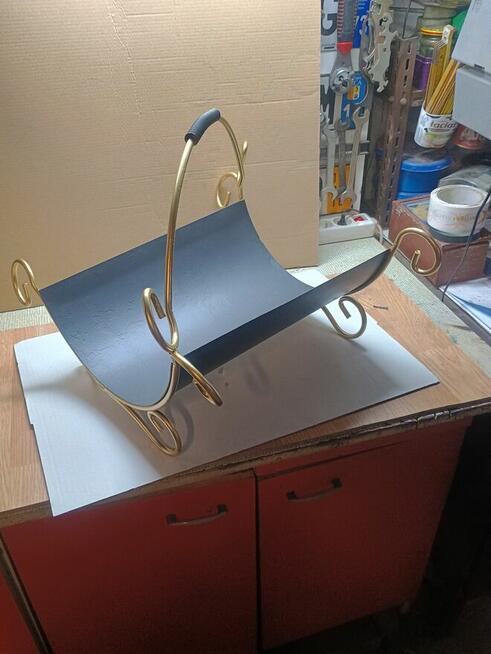 Stare, odrestaurowane kany, wiadra, kociołki.