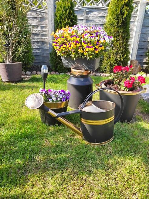 Stare, odrestaurowane kany, wiadra, kociołki.