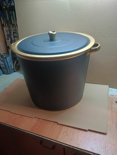 Stare, odrestaurowane kany, wiadra, kociołki.