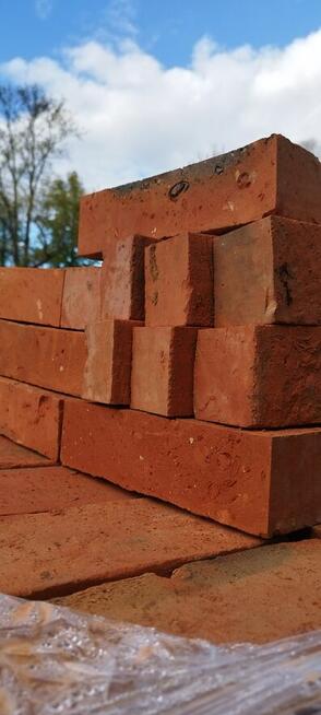 Układanie płytek z cegły rozbiórkowej, tarasy, ściany, komin