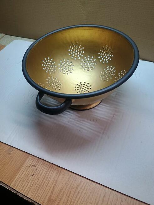 Stare, odrestaurowane kany, wiadra, kociołki.