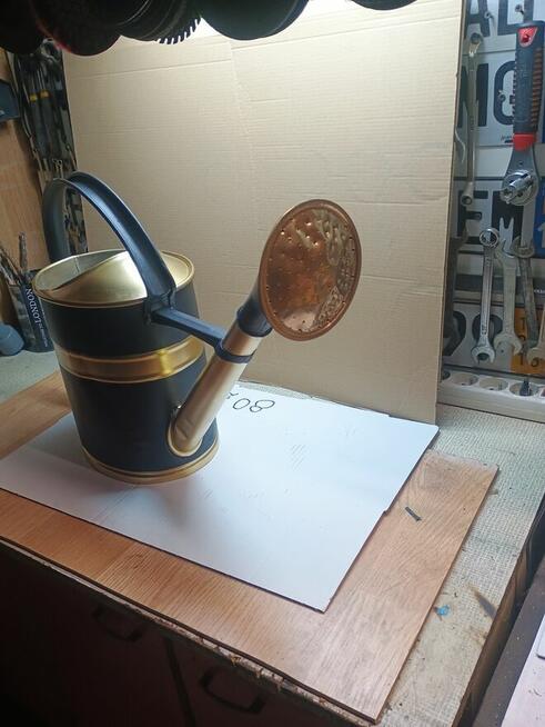 Stare, odrestaurowane kany, wiadra, kociołki.