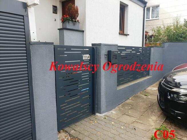 Ogrodzenie frontowe, palisadowe grzebieniowe Bramy Balustrad