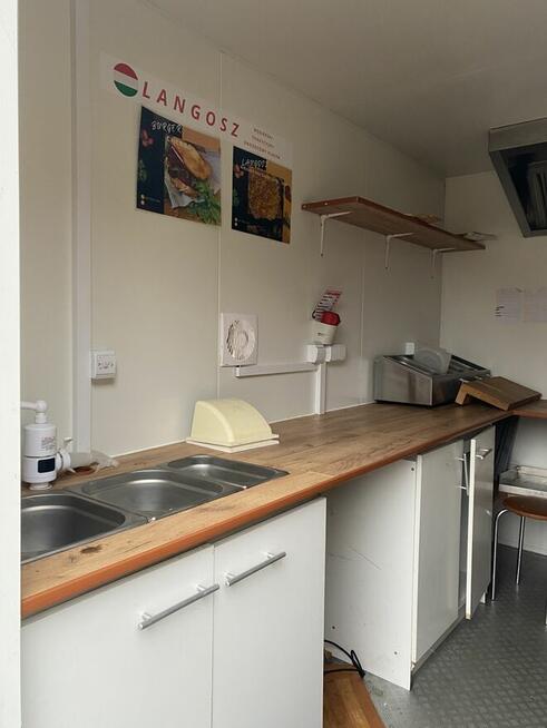 Syndyk sprzeda przyczepę gastronomiczną