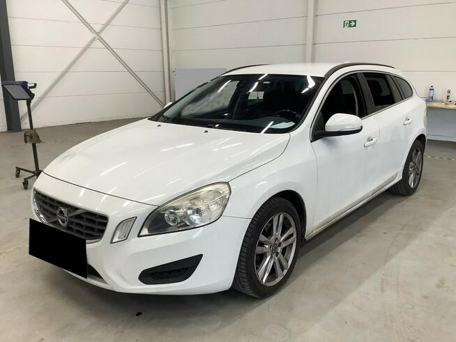 Volvo V60 2.0 D3 MOMENTUM 135KM NAVI pdc SERWIS bezwypadek 2013