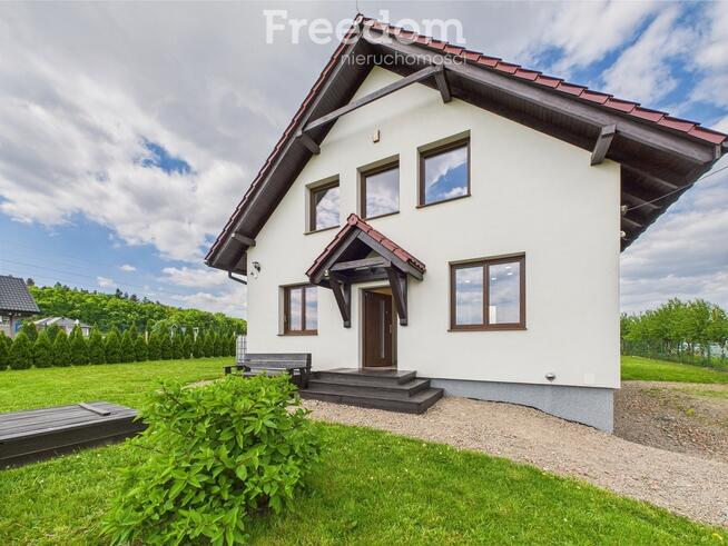 Nowy, kompletnie wyposażony dom na wzgórzu.