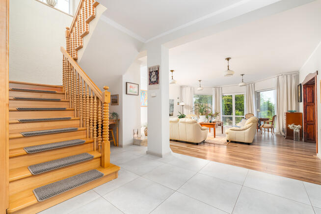 Piękny,rodzinny dom z ogrodem w spokojnej okolicy.