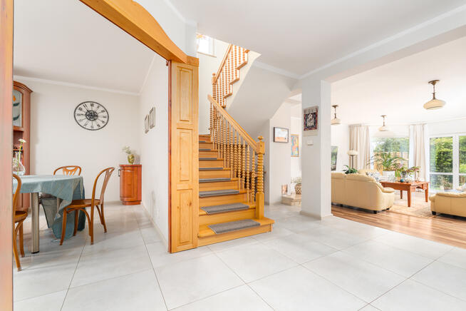 Piękny,rodzinny dom z ogrodem w spokojnej okolicy.