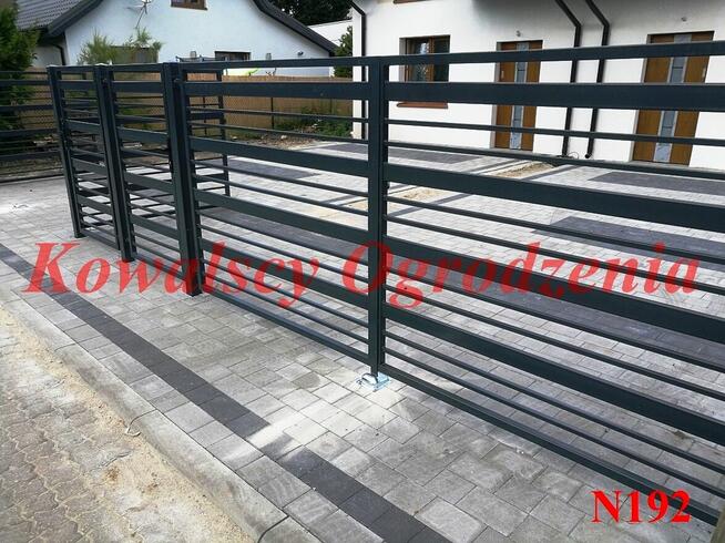 Ogrodzenie frontowe, palisadowe grzebieniowe Bramy Balustrad