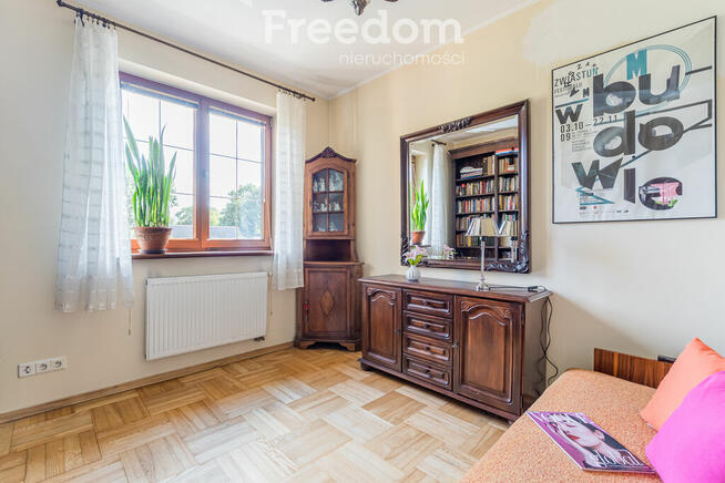 Dom z bezpośrednim widokiem na las w Wesołej