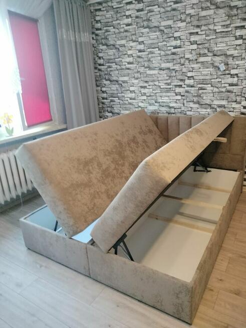 Łóżko z panelowym wezgłowiem z materacem i pojemnikiem