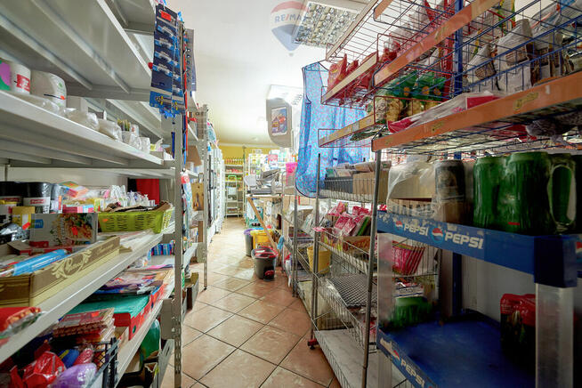 Działający lokal handlowo - usługowy, pow. 79,5 m²